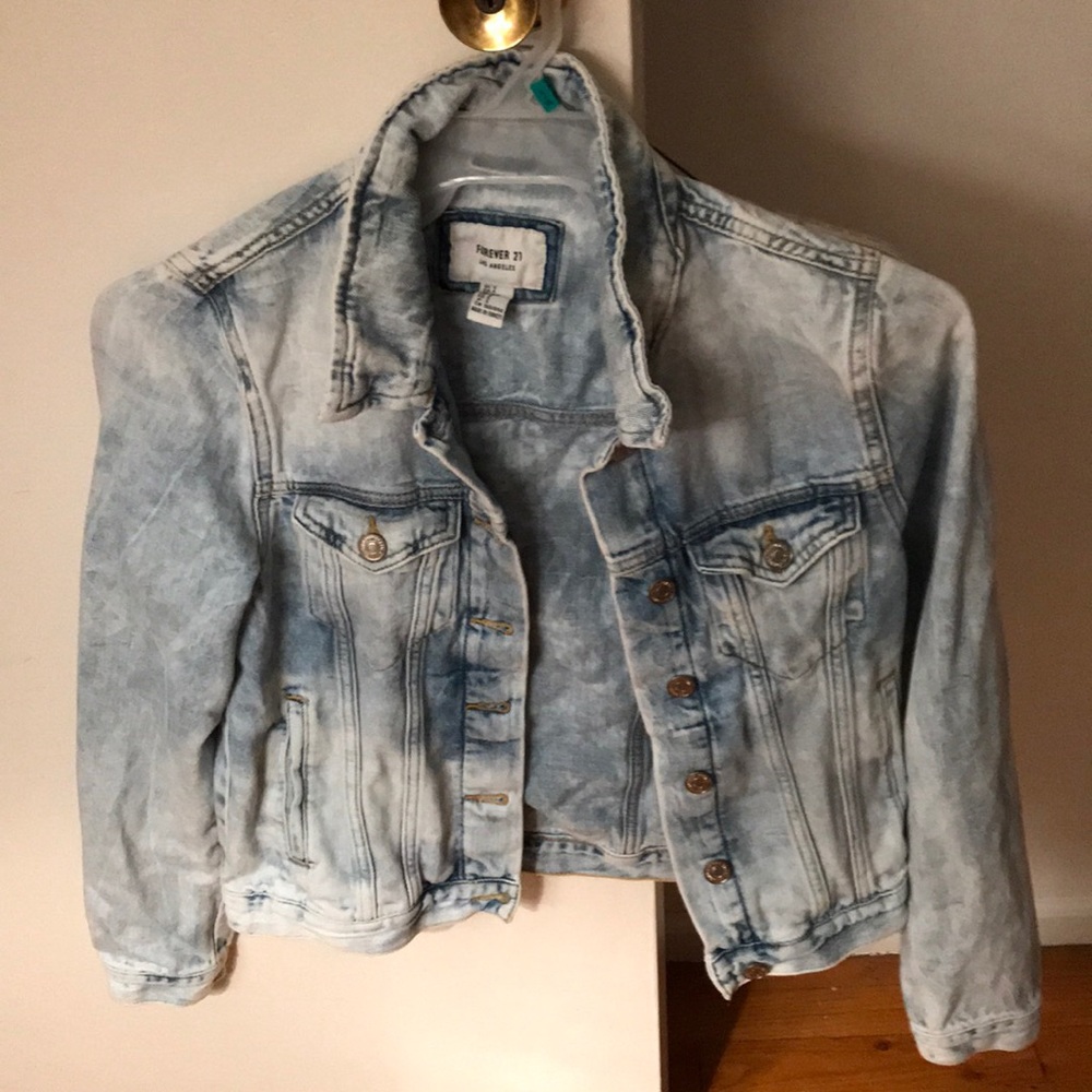 Distressed jean jacket with double pockets